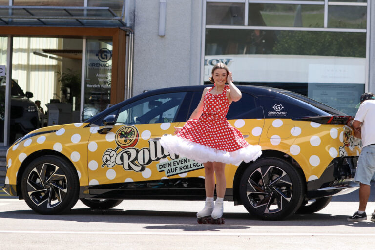 auto-polkadot-lynk&co-rollerskate-gelb-schweiz-promotion-sponsoring-grenacher-rollipop